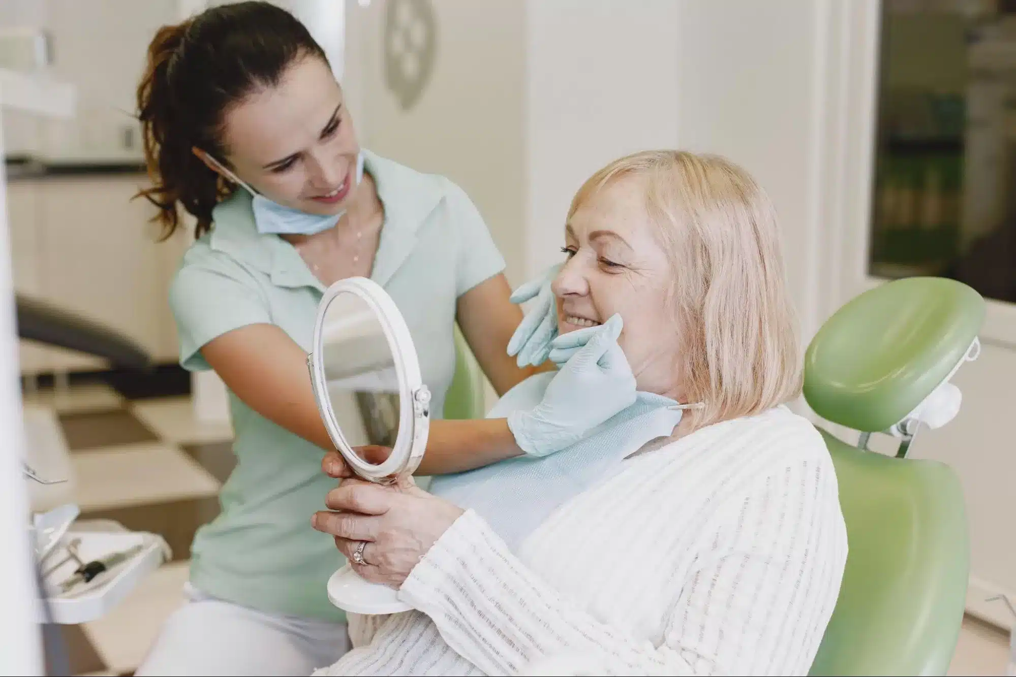 Cuidados com a Saúde Bucal em Idosos: Preservando Sorrisos e Bem-Estar
